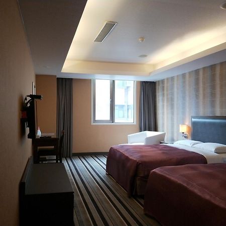 Metropolis Hotel Taoyuan Bagian luar foto