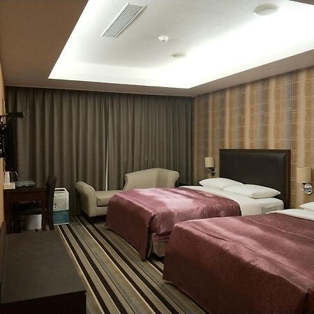 Metropolis Hotel Taoyuan Bagian luar foto