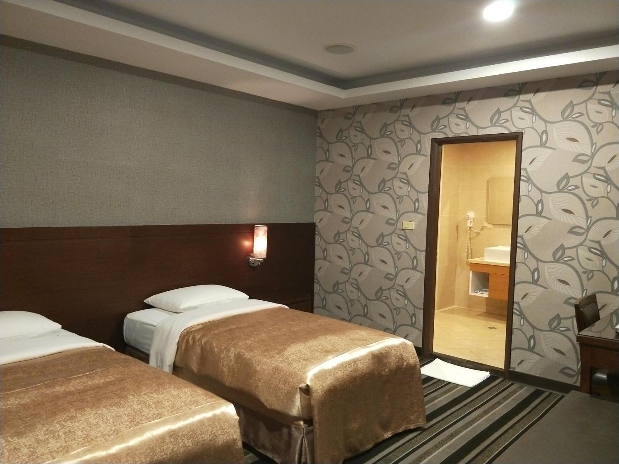 Metropolis Hotel Taoyuan Bagian luar foto