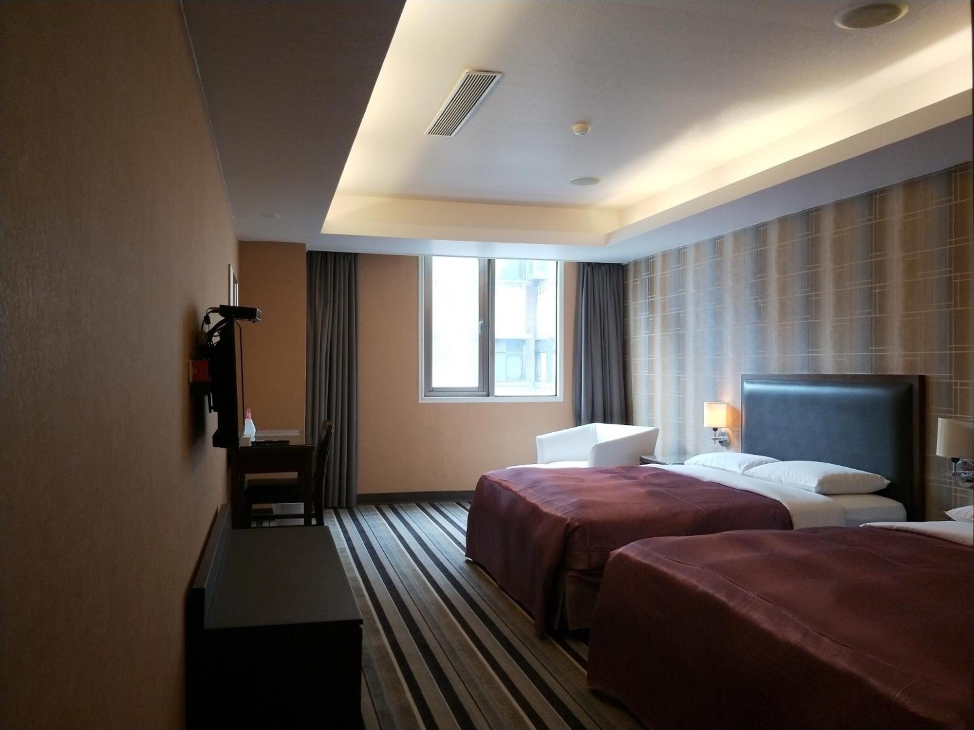 Metropolis Hotel Taoyuan Bagian luar foto