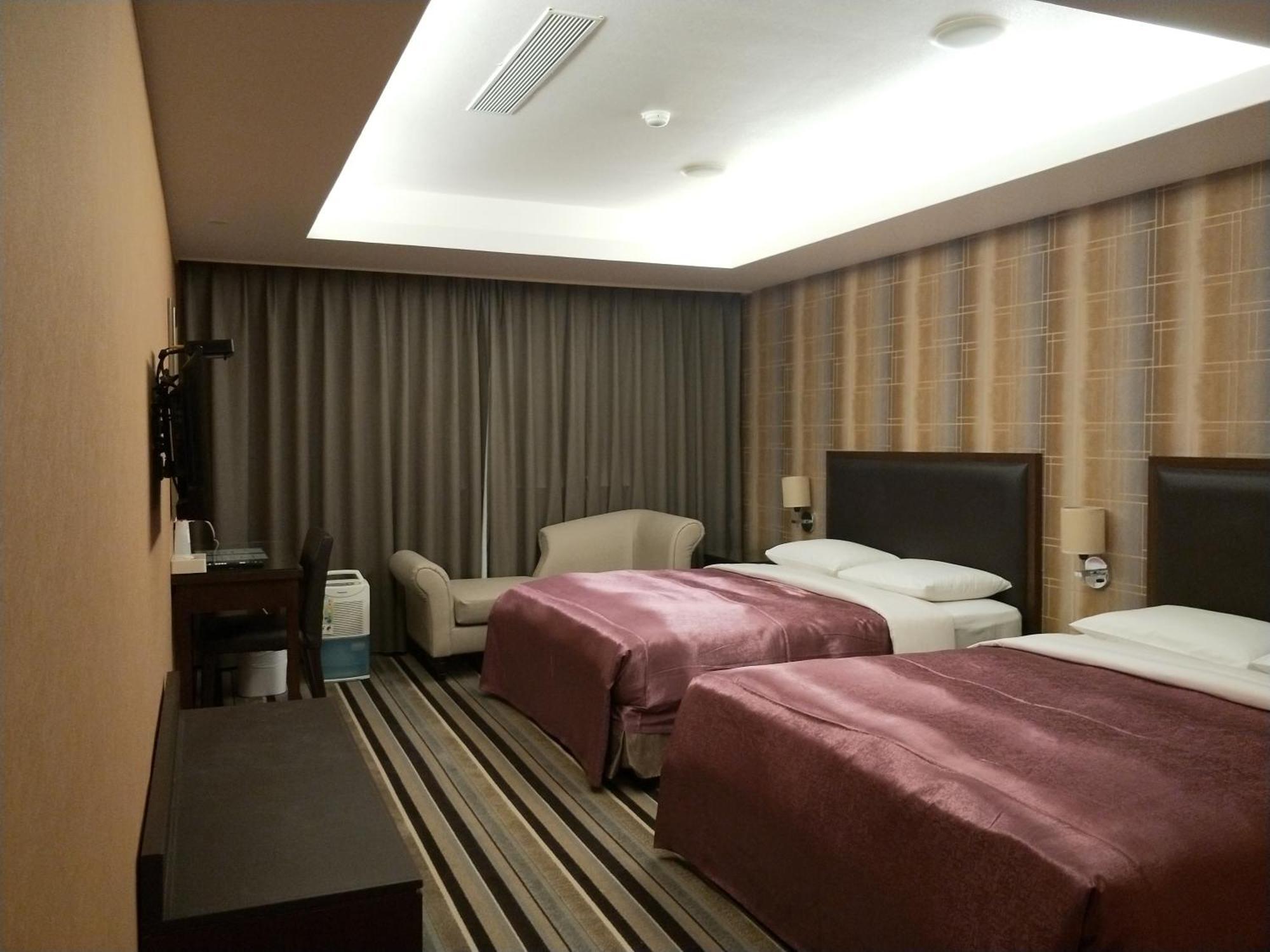 Metropolis Hotel Taoyuan Bagian luar foto