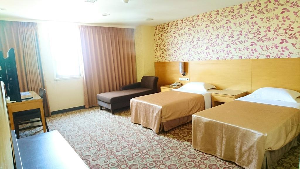 Metropolis Hotel Taoyuan Bagian luar foto