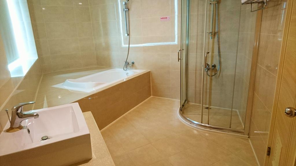 Metropolis Hotel Taoyuan Bagian luar foto