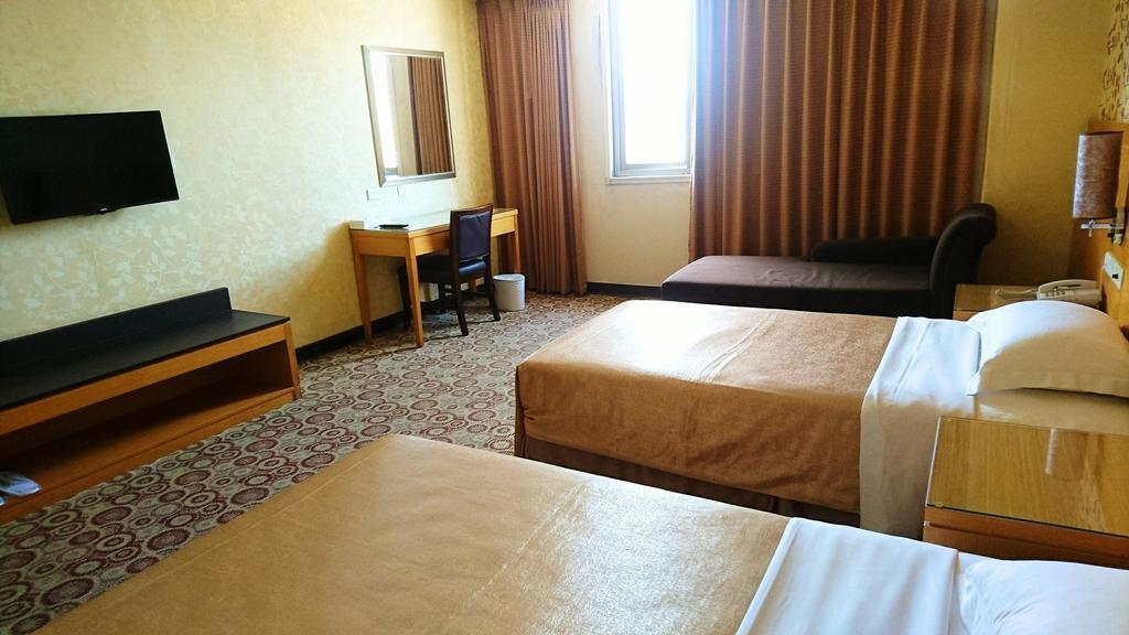 Metropolis Hotel Taoyuan Bagian luar foto