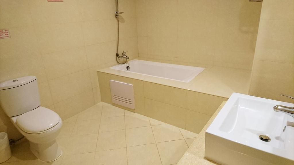 Metropolis Hotel Taoyuan Bagian luar foto