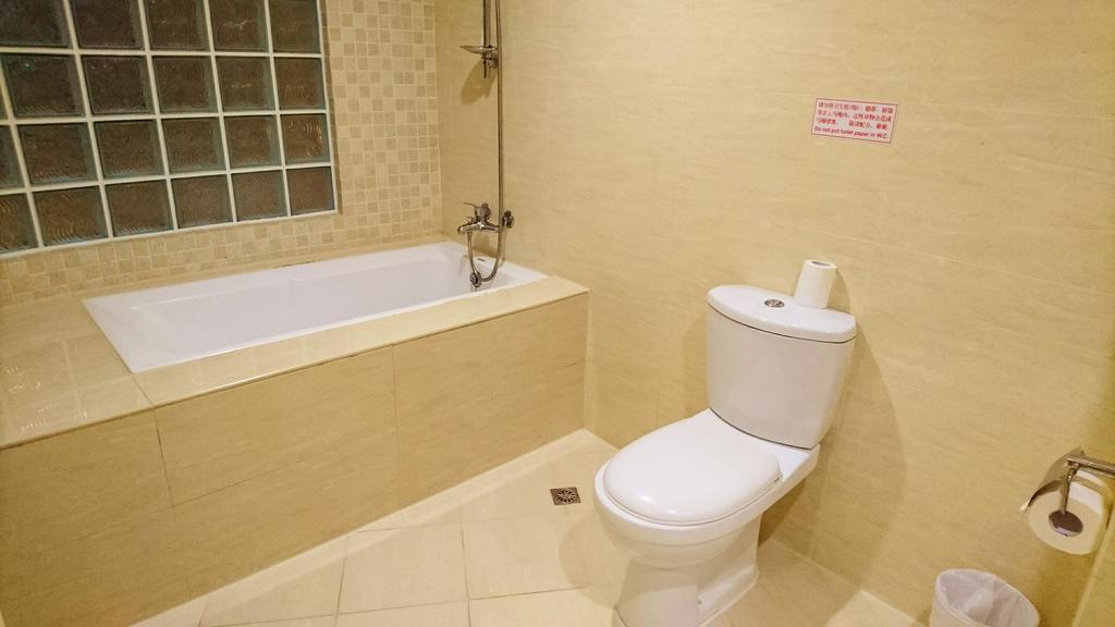 Metropolis Hotel Taoyuan Bagian luar foto