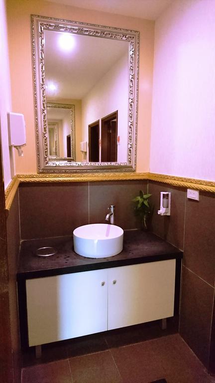Metropolis Hotel Taoyuan Bagian luar foto